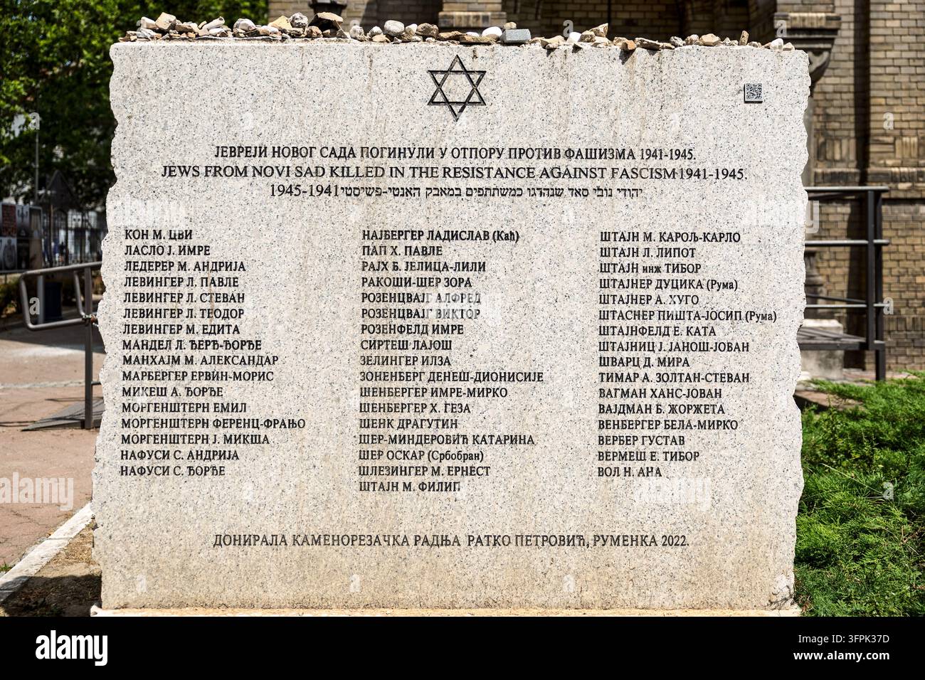 Targa commemorativa in onore degli ebrei uccisi nella resistenza contro il fascismo tra il 1941 e il 1945, Sinagoga ora centro comunitario, Novi Sad, Serbia Foto Stock