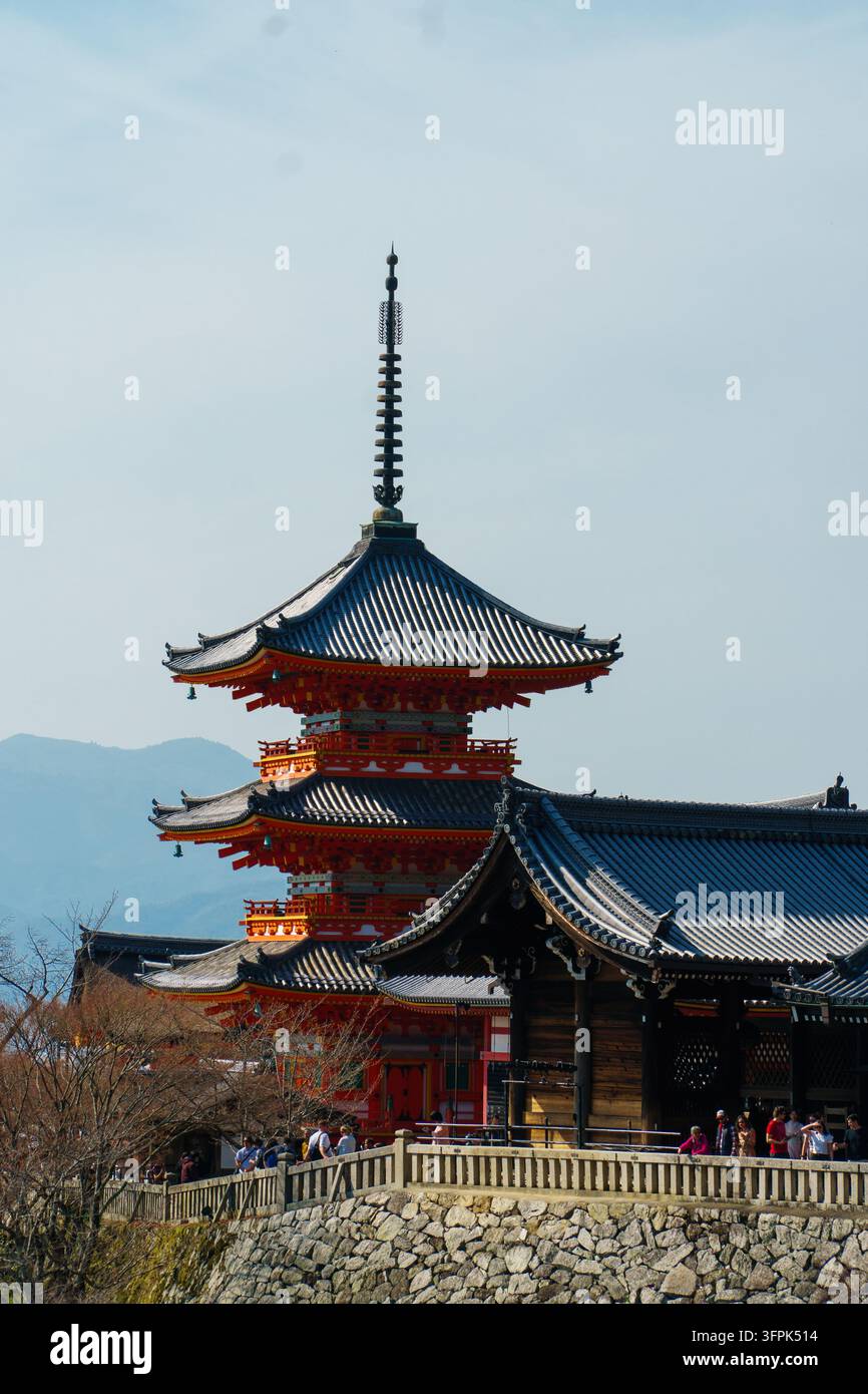 Pagoda a tre piani al tempio Kiyomizu-dera circondata da alberi a Kyoto, Giappone. Foto Stock