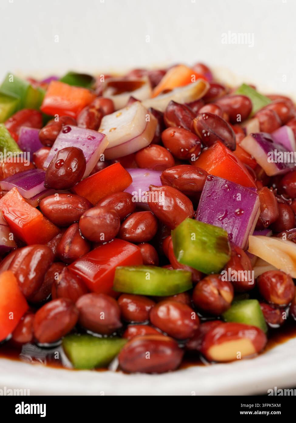 Insalata di arachidi con peperone e cipolla, antipasto freddo del ristorante Foto Stock