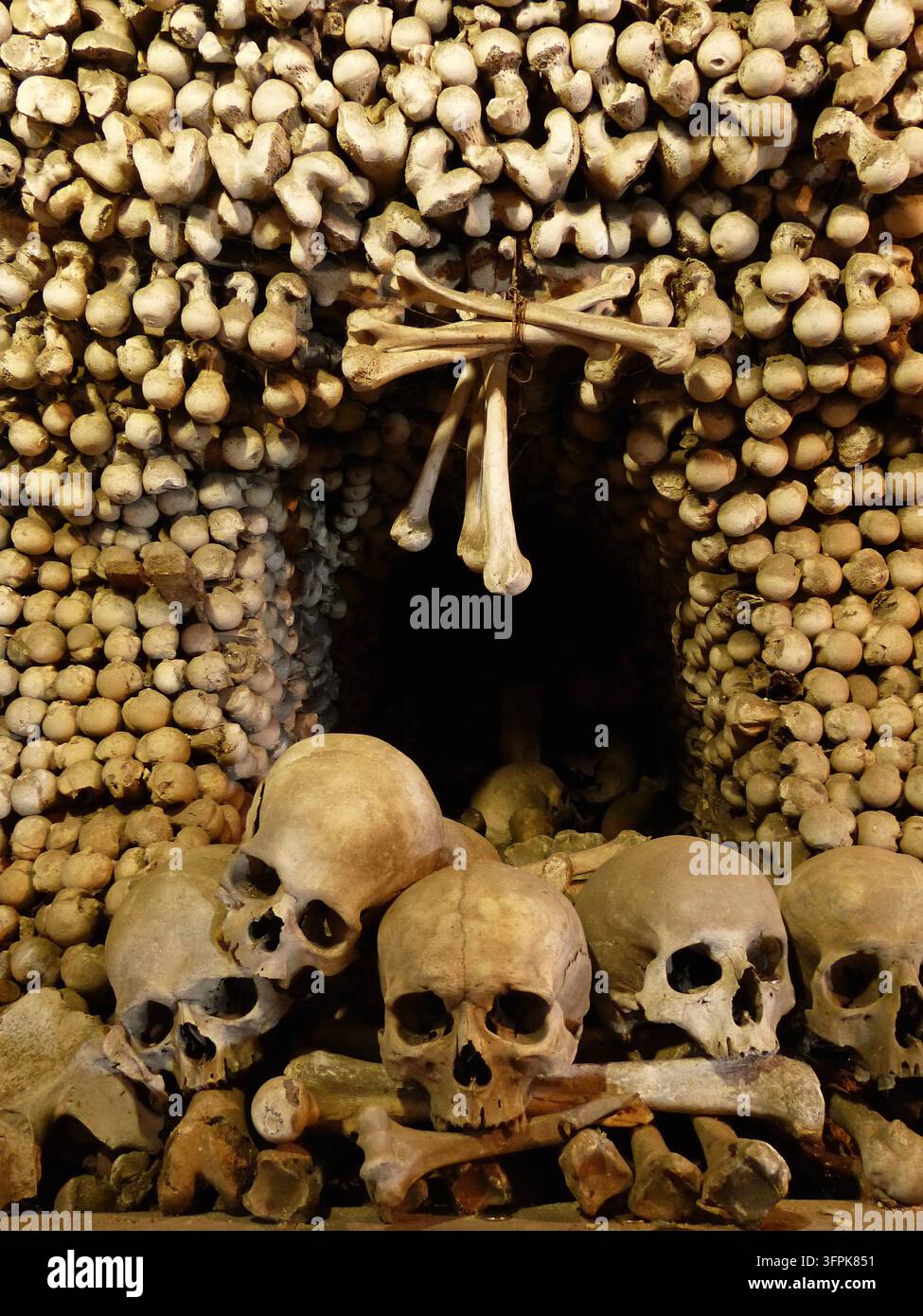 Kutna Hora, Repubblica Ceca – 17 settembre 2012: Teschi umani e ossa del femore all'interno dell'Ossario di Sedlec a Kutna Hora. Foto Stock