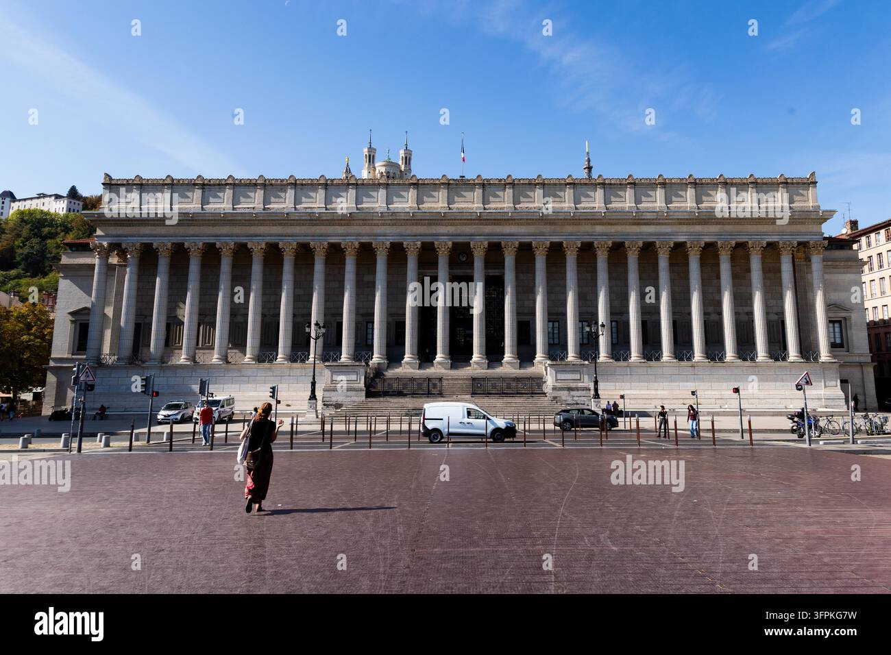 Facciata anteriore del Palazzo di Giustizia storico di Lione, una composizione neoclassica austera, dominata da un portico monumentale di 24 colonne corinzie Foto Stock