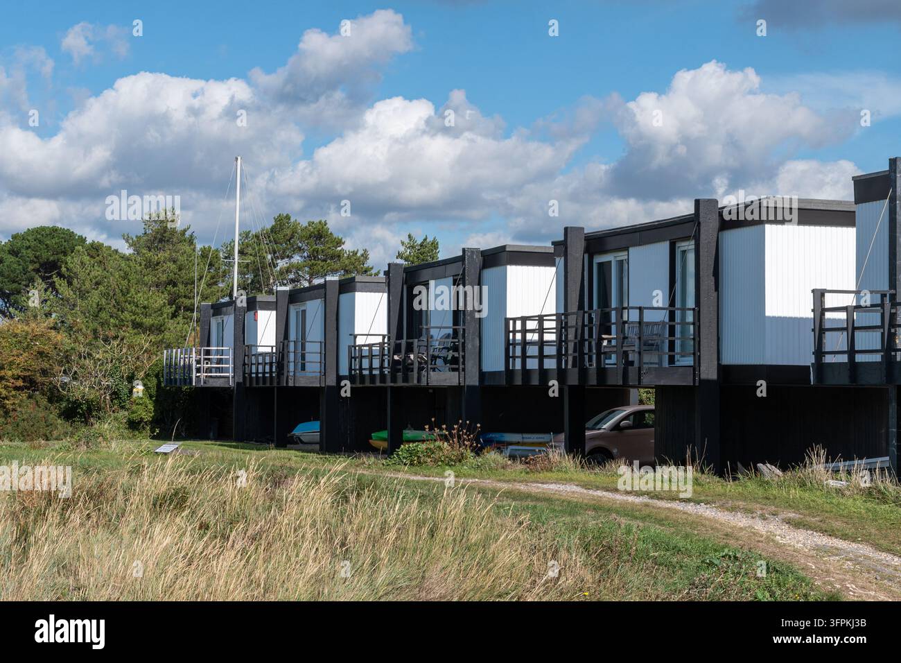 Emsworth Deckhouses, blocchi di alloggio a forma di cubo costruiti negli anni '60 per i marinai, Hampshire, Inghilterra, Regno Unito Foto Stock