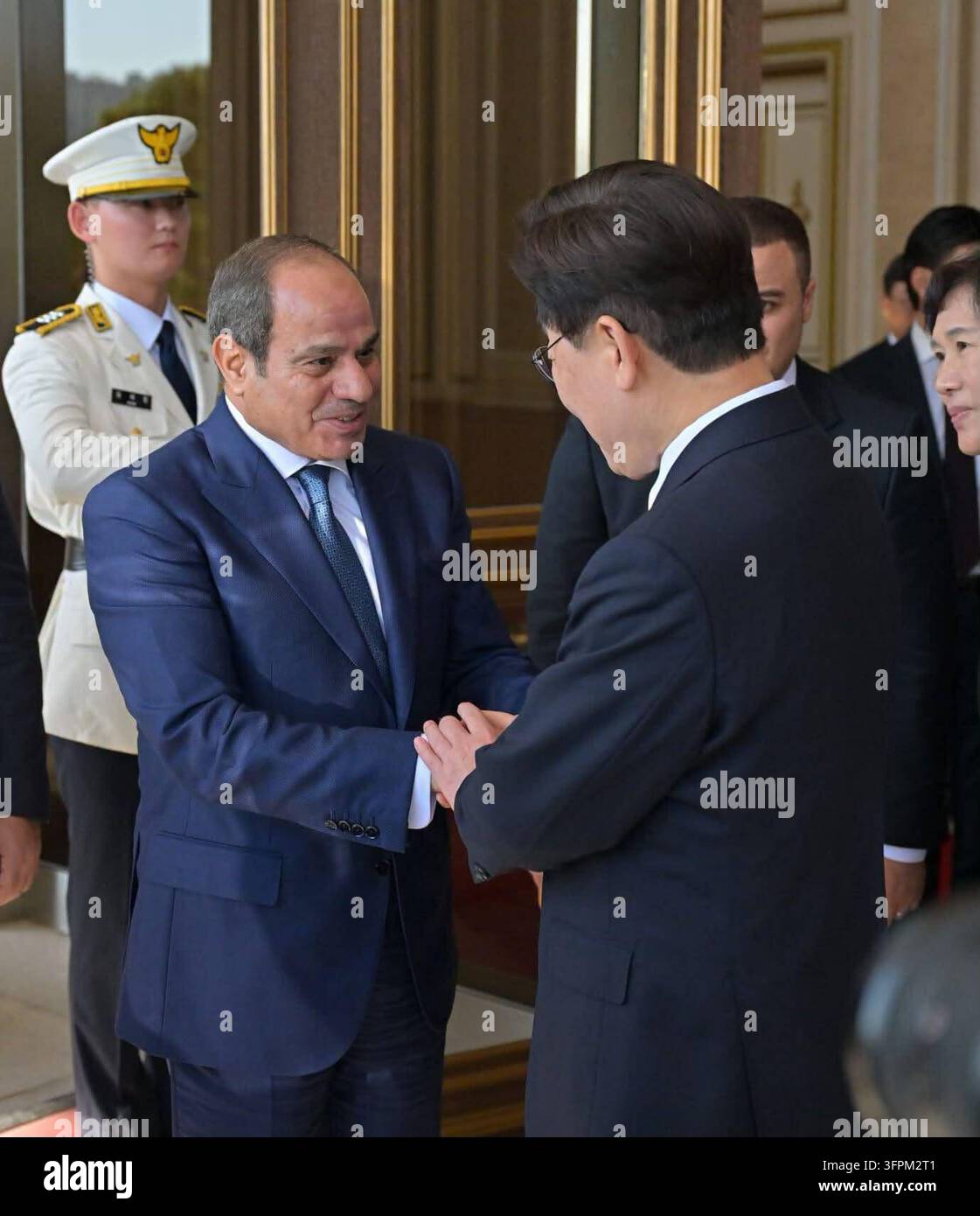 Presidenti egiziano e sudcoreano partecipano a una cerimonia di benvenuto ufficiale a Seoul Il presidente egiziano Abdel Fattah al-Sisi e il presidente sudcoreano Lee Jae Myung partecipano a una cerimonia di benvenuto ufficiale presso l'ufficio presidenziale sudcoreano a Seoul, Corea del Sud, l'8 ottobre 2026. Lee ha accolto al-Sisi all'arrivo mentre venivano intonate le marce nazionali dei due paesi e una guardia d'onore è stata rivista, prima che il presidente egiziano firmasse il libro ufficiale degli ospiti e i due leader posassero per una foto commemorativa. Foto dell'Ufficio Presidenziale Egiziano  apaimages Il Cairo Il Cairo Egitto 081026 South Korea EPO 005 Cop Foto Stock