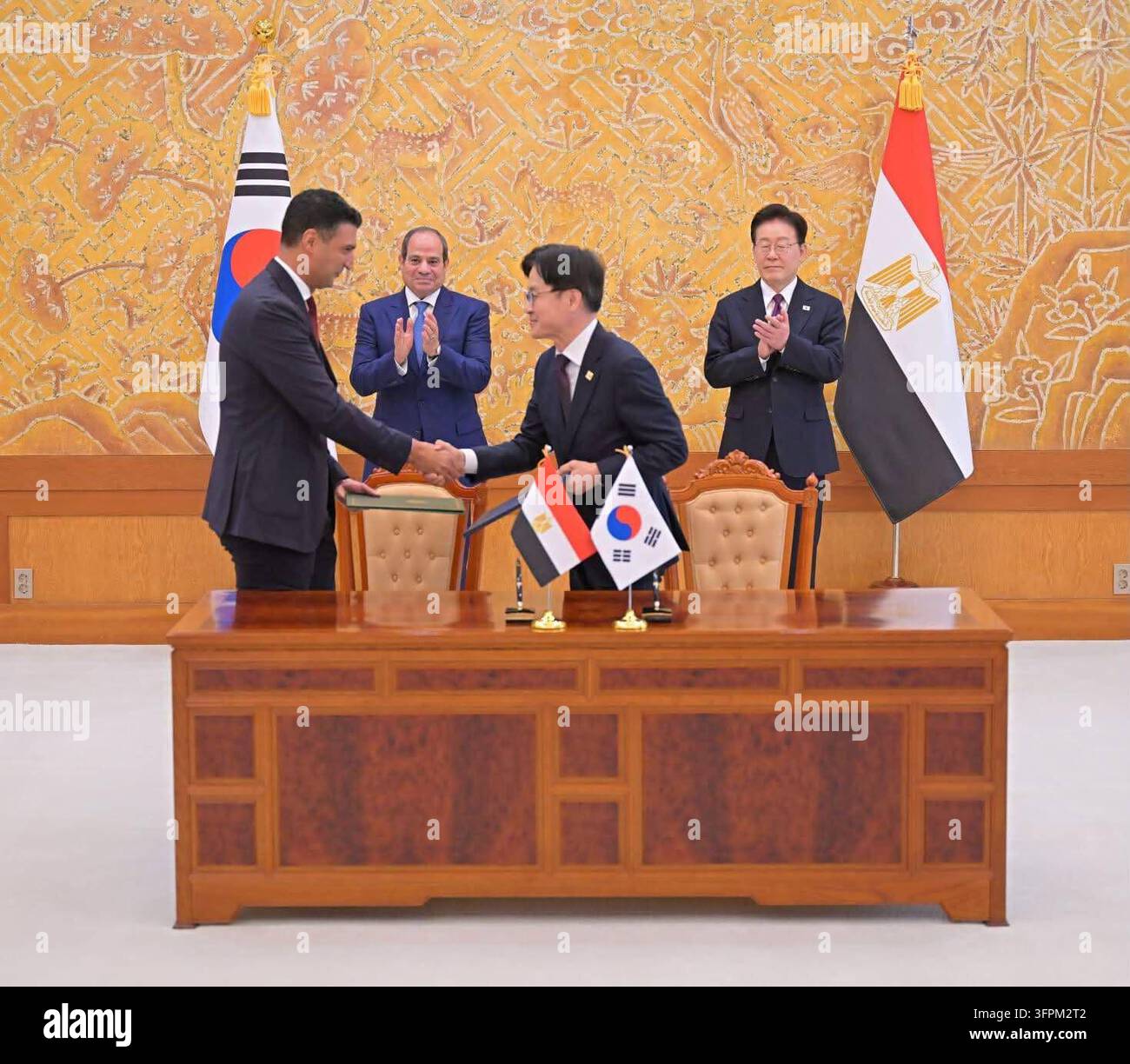 Presidenti egiziano e sudcoreano partecipano a una cerimonia di benvenuto ufficiale a Seoul Il presidente egiziano Abdel Fattah al-Sisi e il presidente sudcoreano Lee Jae Myung partecipano a una cerimonia di benvenuto ufficiale presso l'ufficio presidenziale sudcoreano a Seoul, Corea del Sud, l'8 ottobre 2026. Lee ha accolto al-Sisi all'arrivo mentre venivano eseguiti gli inni nazionali dei due paesi e una guardia d'onore è stata ispezionata, prima che il presidente egiziano firmasse il libro ufficiale degli ospiti e i due leader posassero per una foto commemorativa. Foto dell'Ufficio del Presidente egiziano  apaimages Il Cairo Il Cairo Egitto 081026 South Korea EPO 008 Cop Foto Stock