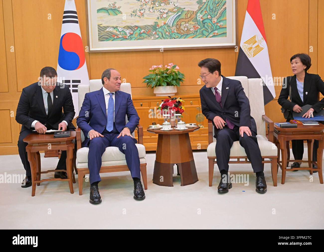 Presidenti egiziano e sudcoreano partecipano a una cerimonia di benvenuto ufficiale a Seoul Il presidente egiziano Abdel Fattah al-Sisi e il presidente sudcoreano Lee Jae Myung partecipano a una cerimonia di benvenuto ufficiale presso l'ufficio presidenziale sudcoreano a Seoul, Corea del Sud, l'8 ottobre 2026. Lee ha accolto al-Sisi all'arrivo mentre venivano intonate le marce nazionali dei due paesi e una guardia d'onore è stata ispezionata, prima che il presidente egiziano firmasse il libro ufficiale degli ospiti e i due leader posassero per una foto commemorativa. Foto dell'Ufficio del Presidente Egiziano  apaimages Il Cairo Il Cairo Egitto 081026 South Korea EPO 0013 Co Foto Stock