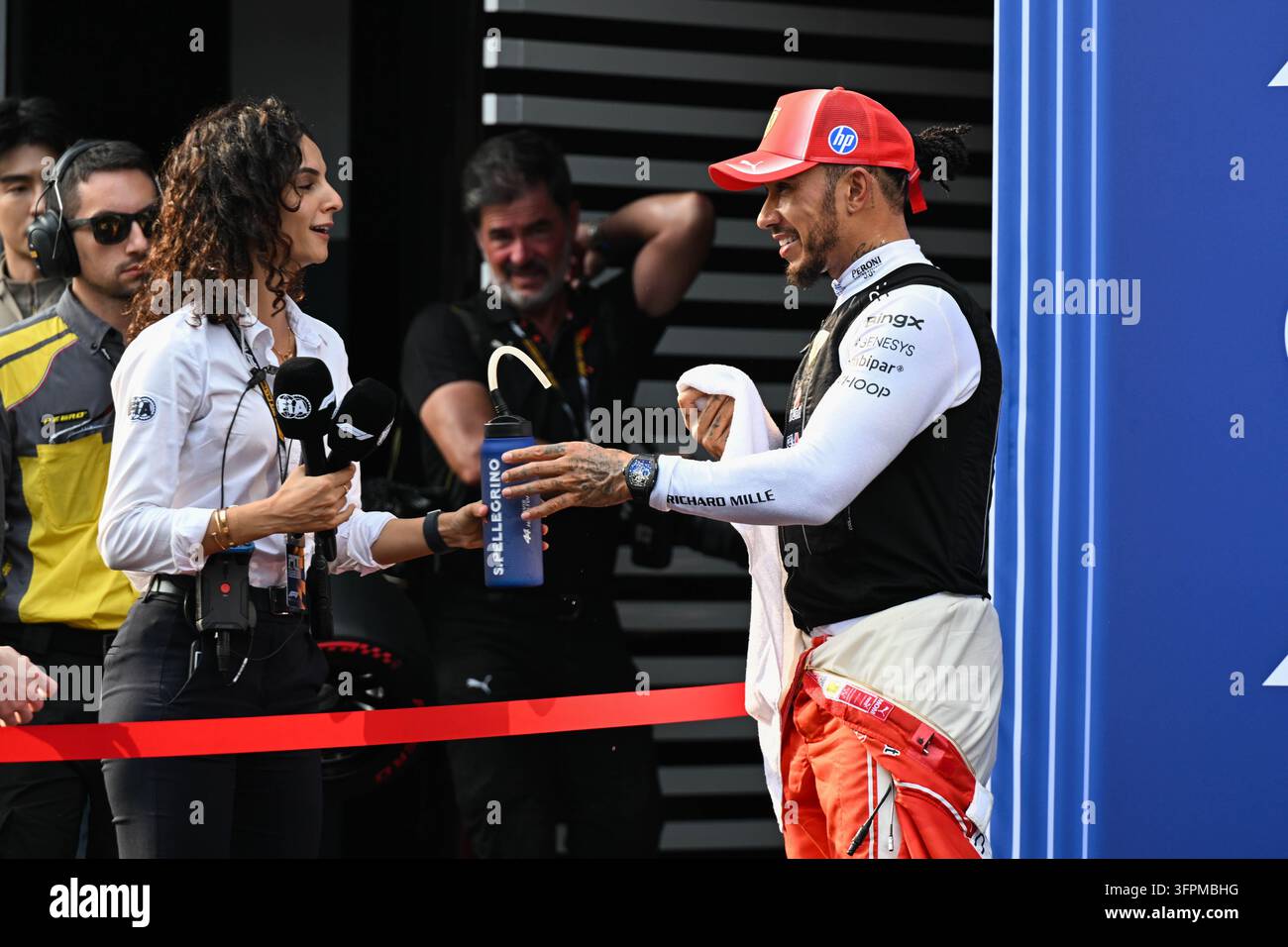 Malesia, Sepang, 4 ottobre 2026, Lewis Hamilton, Ferrari, e Linda Boudabous, FIA, durante il giorno della gara del Gran Premio di Formula 1 del Bahrein al Sepang I Foto Stock