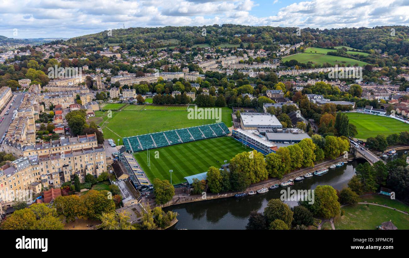 Fotografia aerea del Recreation Ground, stadio di casa del Bath Rugby nel cuore della città di Bath, patrimonio mondiale UNESCO, lungo il fiume Avon. Foto Stock