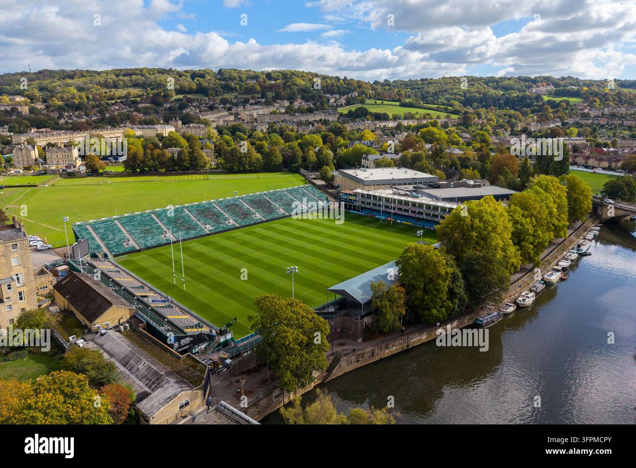 Fotografia aerea del Recreation Ground, stadio di casa del Bath Rugby nel cuore della città di Bath, patrimonio mondiale UNESCO, lungo il fiume Avon. Foto Stock