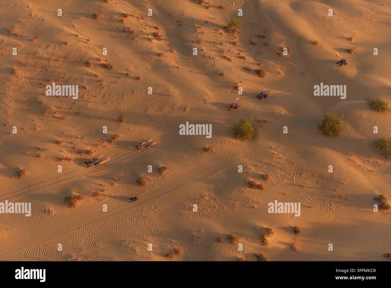 Veduta aerea di veicoli fuoristrada che attraversano le dune di sabbia delle Glamis Imperial Sand Dunes, Glamis, California, Stati Uniti. Foto Stock