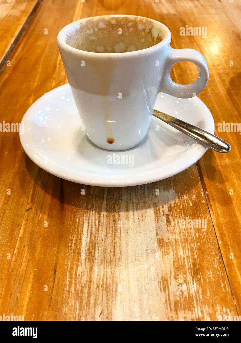 Tazza di caffè vuota su tavolo di legno. Foto Stock