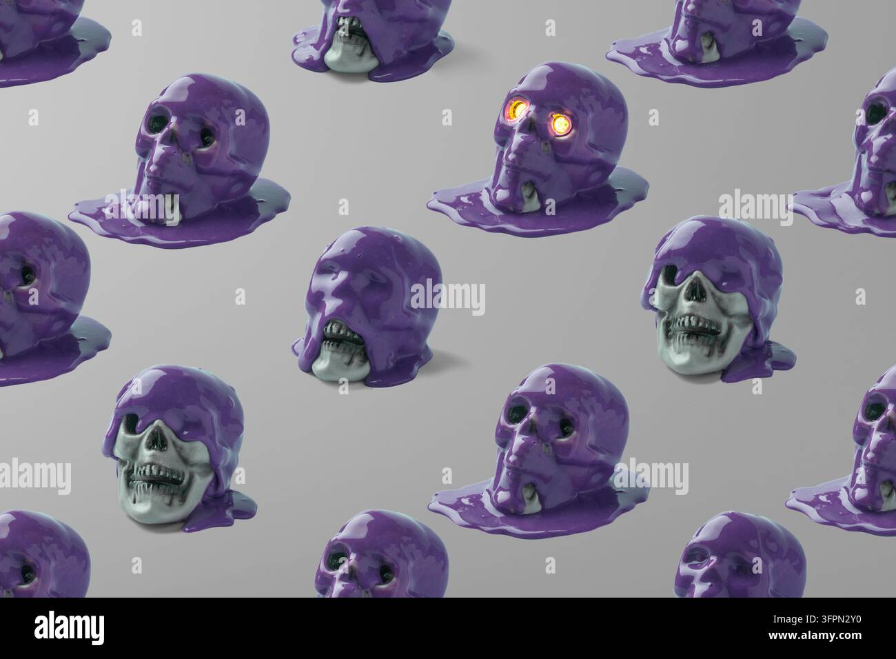 Modello creativo di teschi e vernice viola su sfondo grigio. Concetto Halloween. Foto Stock
