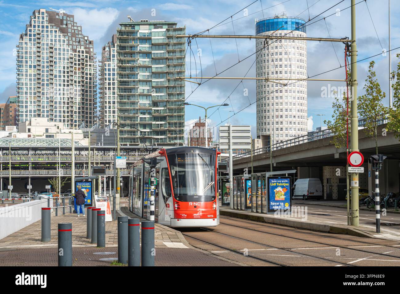 L'Aia, Paesi Bassi, 13 settembre 2026, L'area della stazione centrale di L'Aia con architettura moderna e infrastrutture di trasporto Foto Stock
