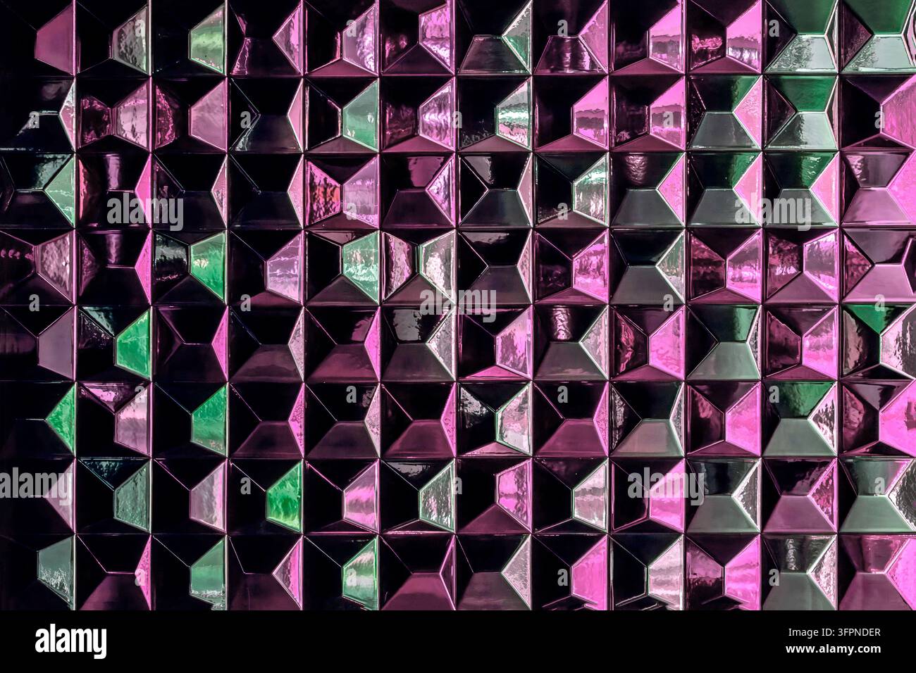 Trama astratta rosa e verde con motivo geometrico realizzato con piastrelle lucide, caratterizzata da riflessi sorprendenti e profondità Foto Stock