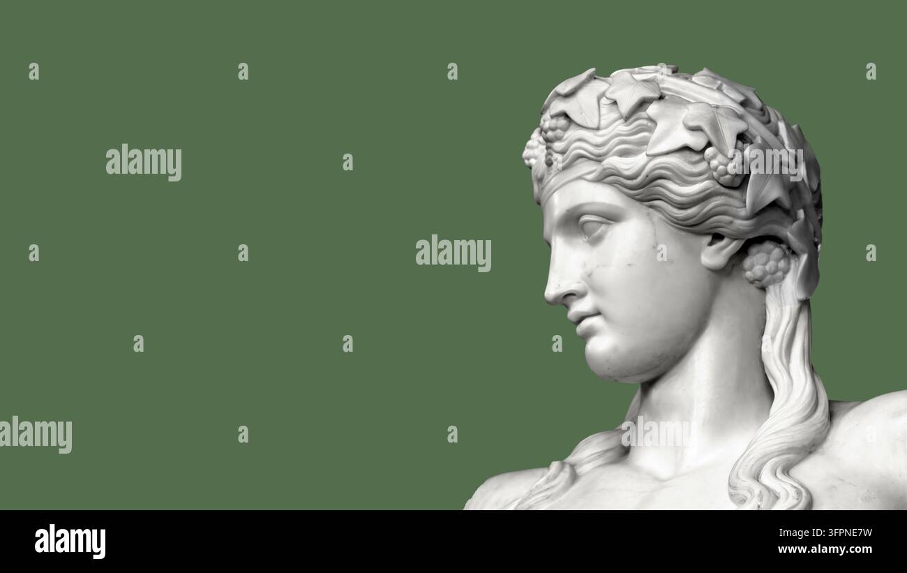 Busto classico in marmo di una figura giovane e serena con capelli ondulati dettagliati e una corona d'alloro su uno sfondo verde spento, che evoca una grazia senza tempo. Foto Stock