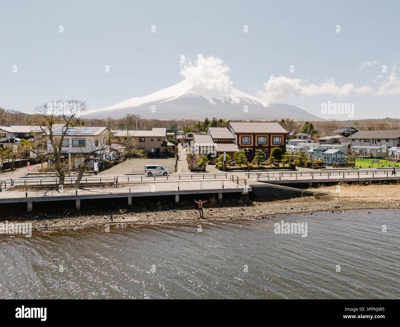 Veduta aerea del Monte Fuji che si erge sulla zona residenziale e sulla riva del Lago Yamanaka a Yamanakako, Yamanashi, Giappone Foto Stock