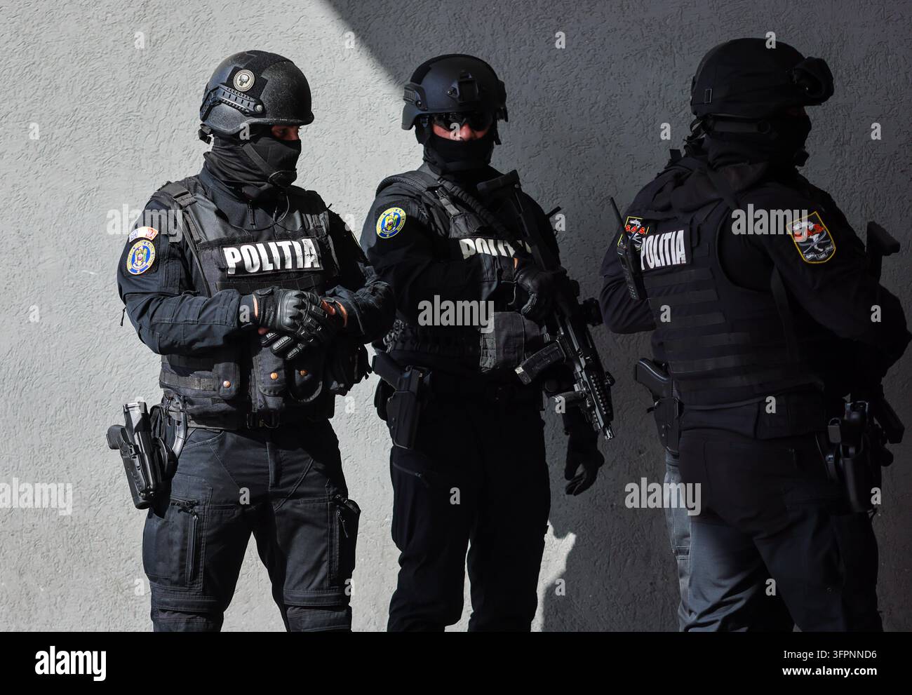 Otopeni, Romania - 6 ottobre 2026: Ufficiali di polizia SAS mascherati rumeni durante un'operazione di sicurezza tattica. Foto Stock