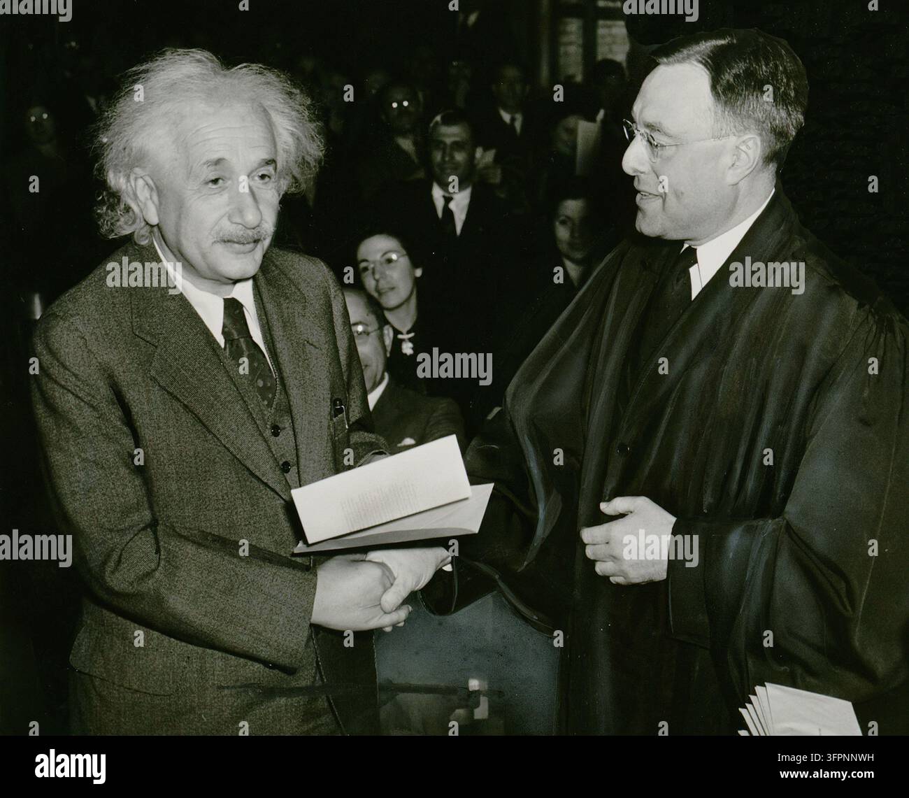 L'America acquisisce un cittadino famoso. La fotografia mostra Albert Einstein che riceve dal giudice Phillip Forman il suo certificato di cittadinanza americana. Foto Stock