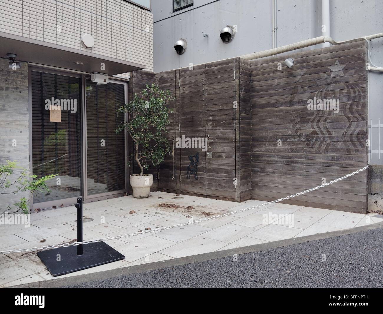 Logo sbiadito allo Starbucks Daizawa 5-chome chiuso definitivamente, un ex Neighborhood and Coffee store a Tokyo, Giappone. Foto Stock