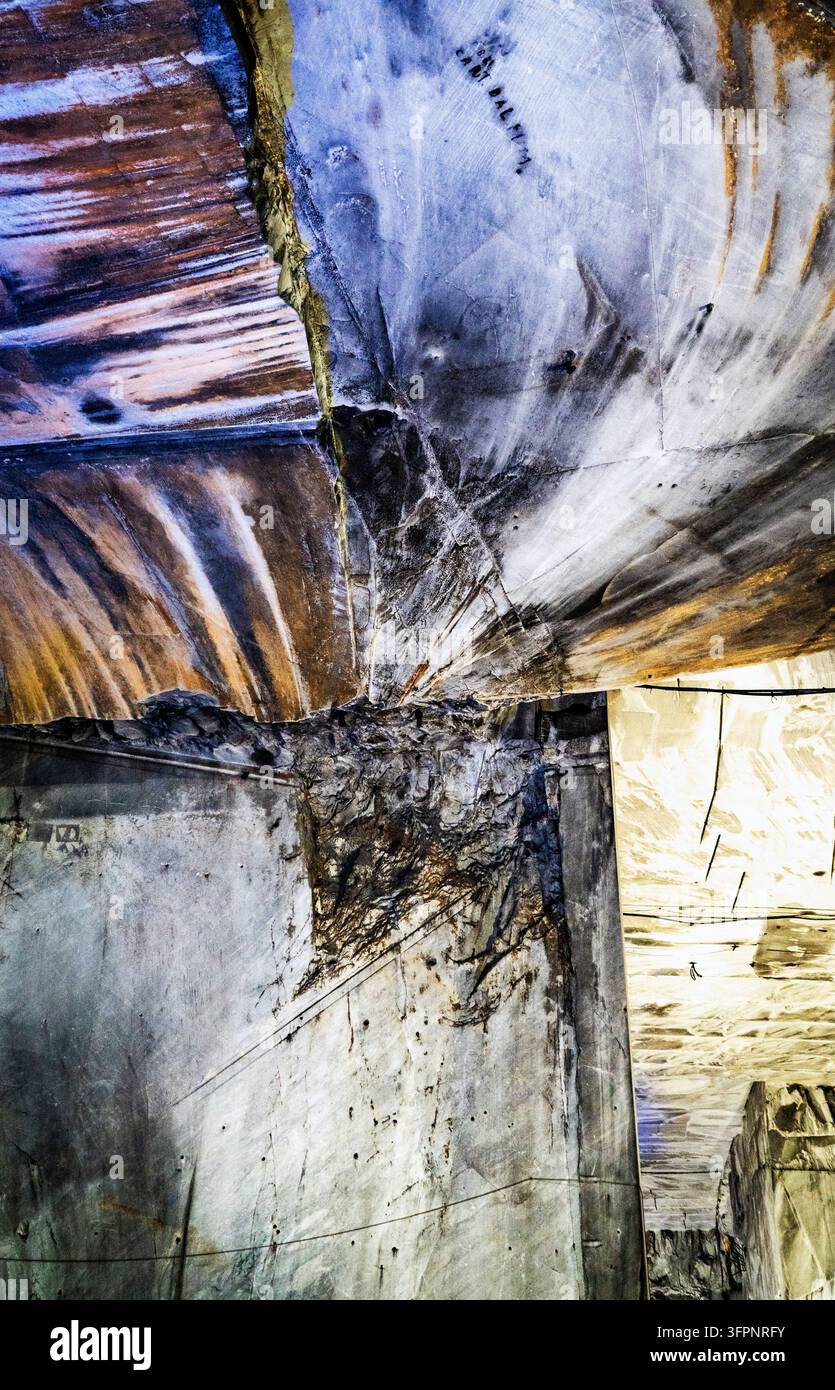 Primo piano astratto di legno dipinto consumato e superfici crepate, che mostra texture stratificate blu, marroni, grigie e bianche con dettagli ruvidi e invecchiati. Foto Stock