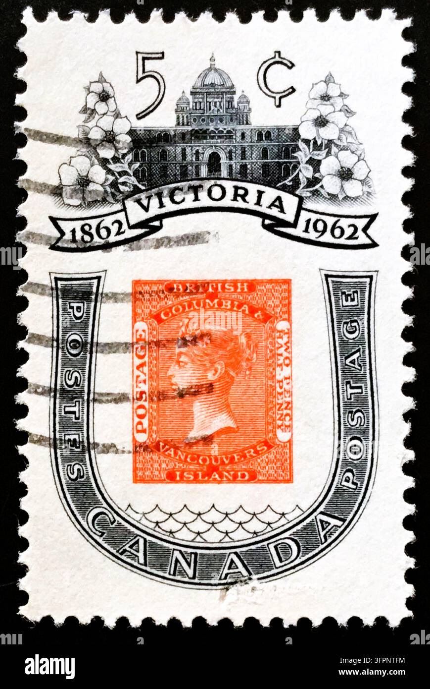 Francobollo canadese del 1962 per celebrare il centenario di Victoria, raffigurante l'edificio del parlamento e un design storico. Foto Stock