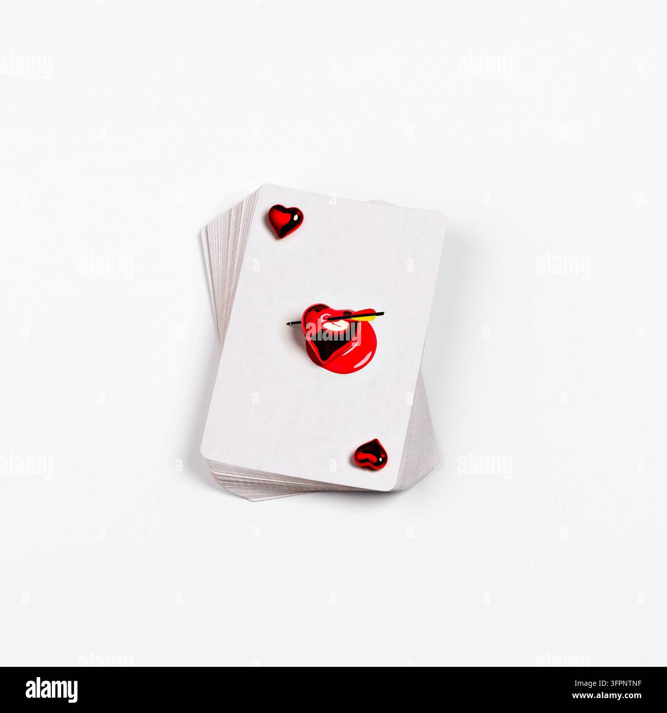 Carta da gioco minimalista con un cuore rosso vivace e un simbolo di freccia che evoca amore, passione e temi versatili per più occasioni Foto Stock