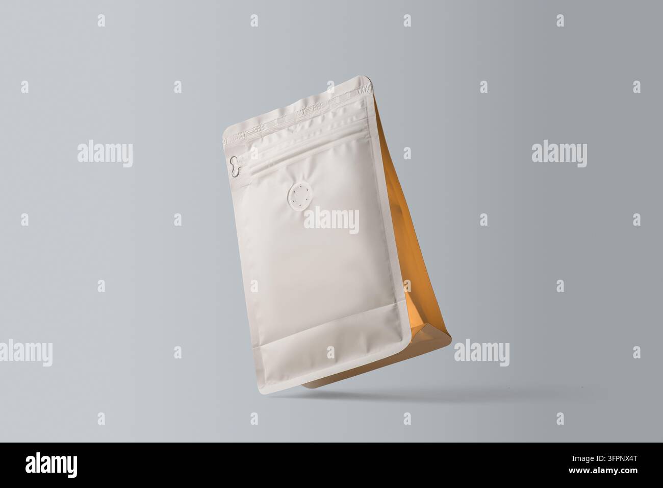 Busta di caffè bianca galleggiante su sfondo grigio morbido crea un mockup di packaging minimale per il branding, il design dell'etichetta e le pubblicità del prodotto. Foto Stock