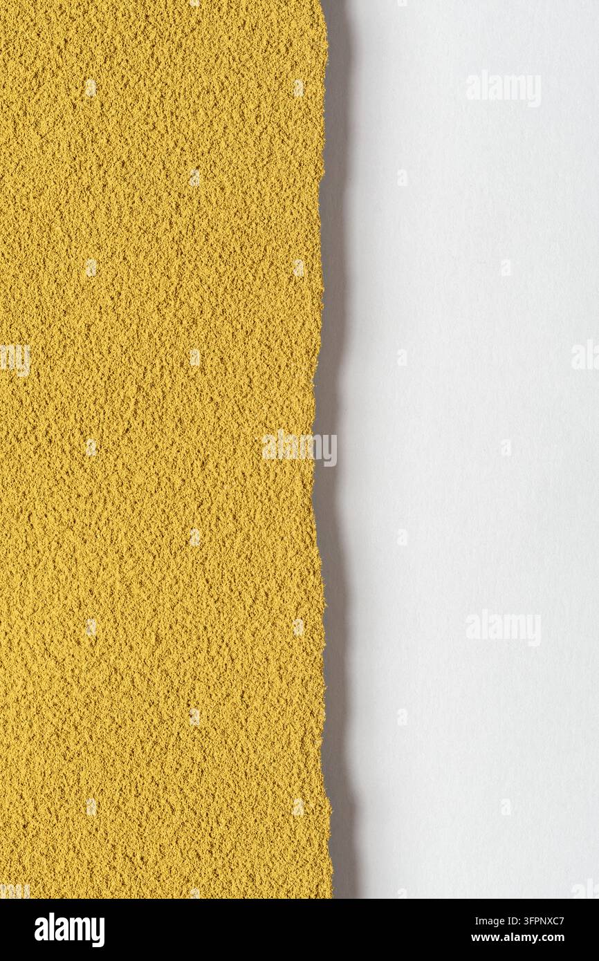 Texture verticale in polvere di hojicha con bordo organico ruvido e spazio bianco per copia, adatta per poster di tè, packaging e design wellness. Foto Stock