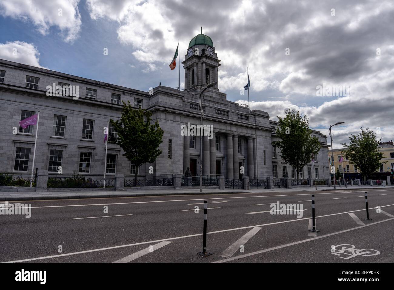 Cork City, Contea di Cork, Irlanda, 15 agosto 2026: Vista del Municipio dal Albert Quay sul fiume Lee. Foto Stock