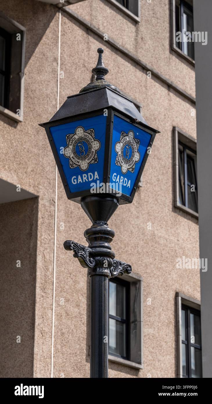 Cork City, Contea di Cork, Irlanda, 15 agosto 2026: Stazione Garda di Angelsea Street. Lanterna Garda Foto Stock