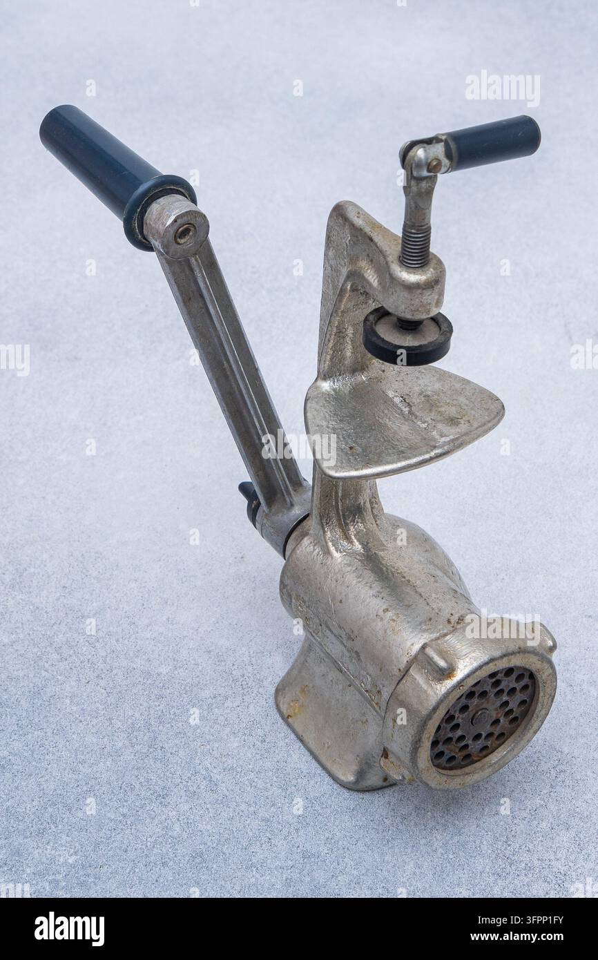 Macina carne manuale vintage. Un vecchio apparecchio da cucina in ferro. Foto Stock