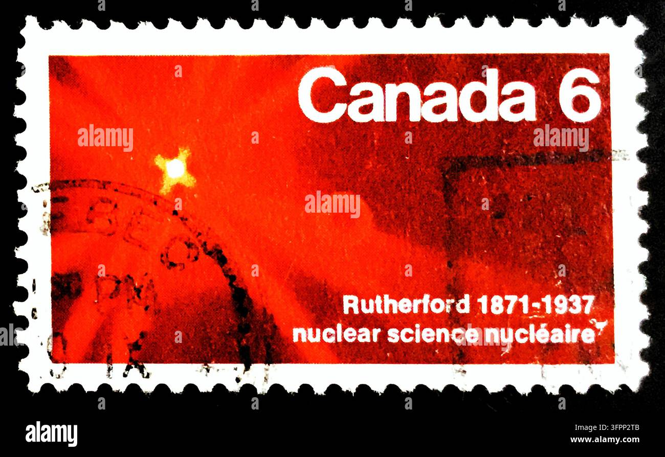 Prima piano di un francobollo canadese usato emesso nel 1971 che celebra Lord Ernest Rutherford (1871–1937) e la scienza nucleare. Foto Stock