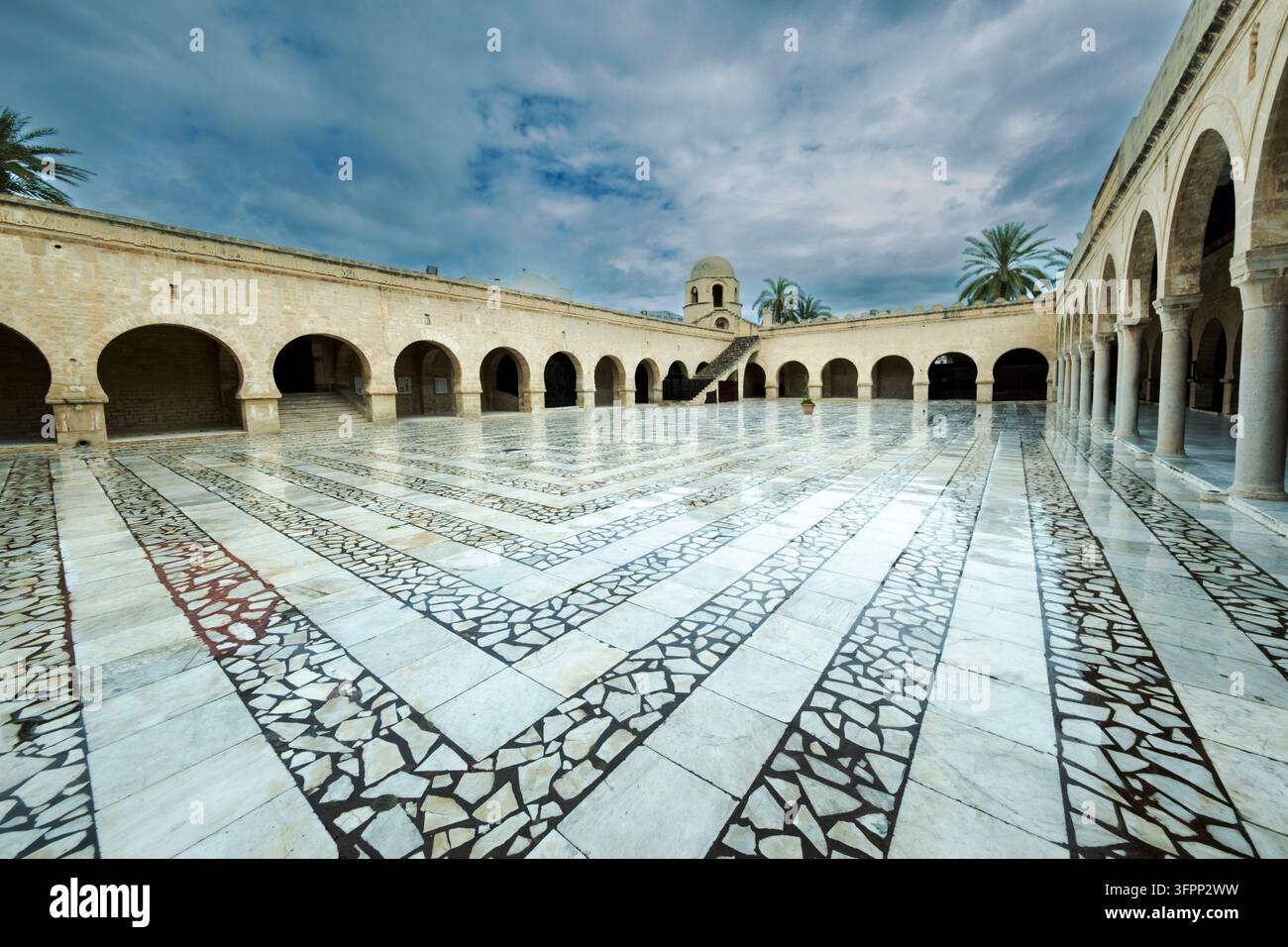 Grande moschea di Sousse, cortile con architettura islamica tradizionale e pavimentazione in marmo, Tunisia Foto Stock