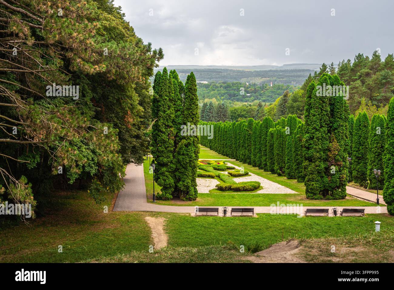 Valle delle Rose con siepi ornamentali e colline lontane nel Parco Nazionale di Kislovodsk, Russia Foto Stock