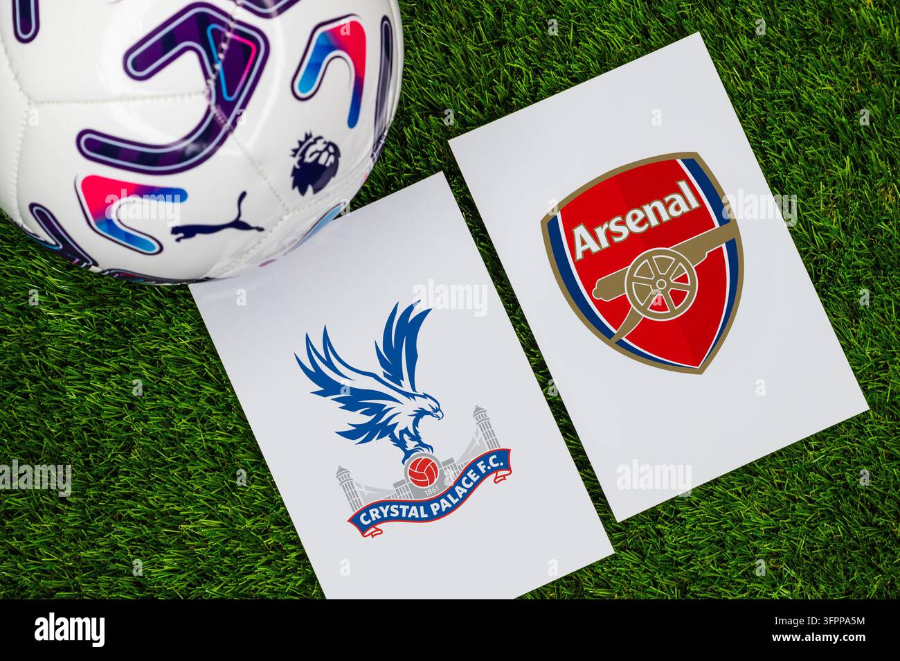 LONDRA, REGNO UNITO, 8 OTTOBRE 2026: Partita di calcio Crystal Palace contro Arsenal della Premier League, logo della squadra e pallone da calcio ufficiale sull'erba verde. Foto Stock
