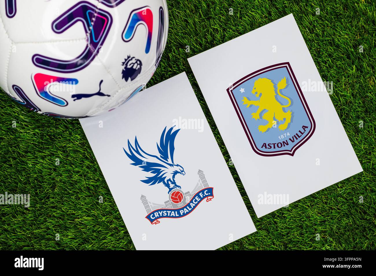 LONDRA, REGNO UNITO, 8 OTTOBRE 2026: Partita di calcio Crystal Palace contro Aston Villa della Premier League, logo della squadra e pallone da calcio ufficiale sull'erba verde. Foto Stock