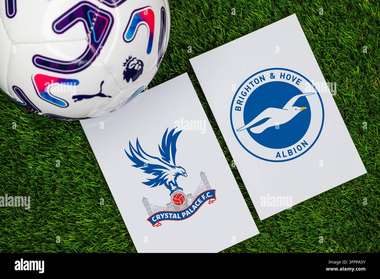 LONDRA, REGNO UNITO, 8 OTTOBRE 2026: Partita di Premier League Crystal Palace contro Brighton and Hove Albion, logo della squadra e pallone da calcio ufficiale su sfondo verde Foto Stock