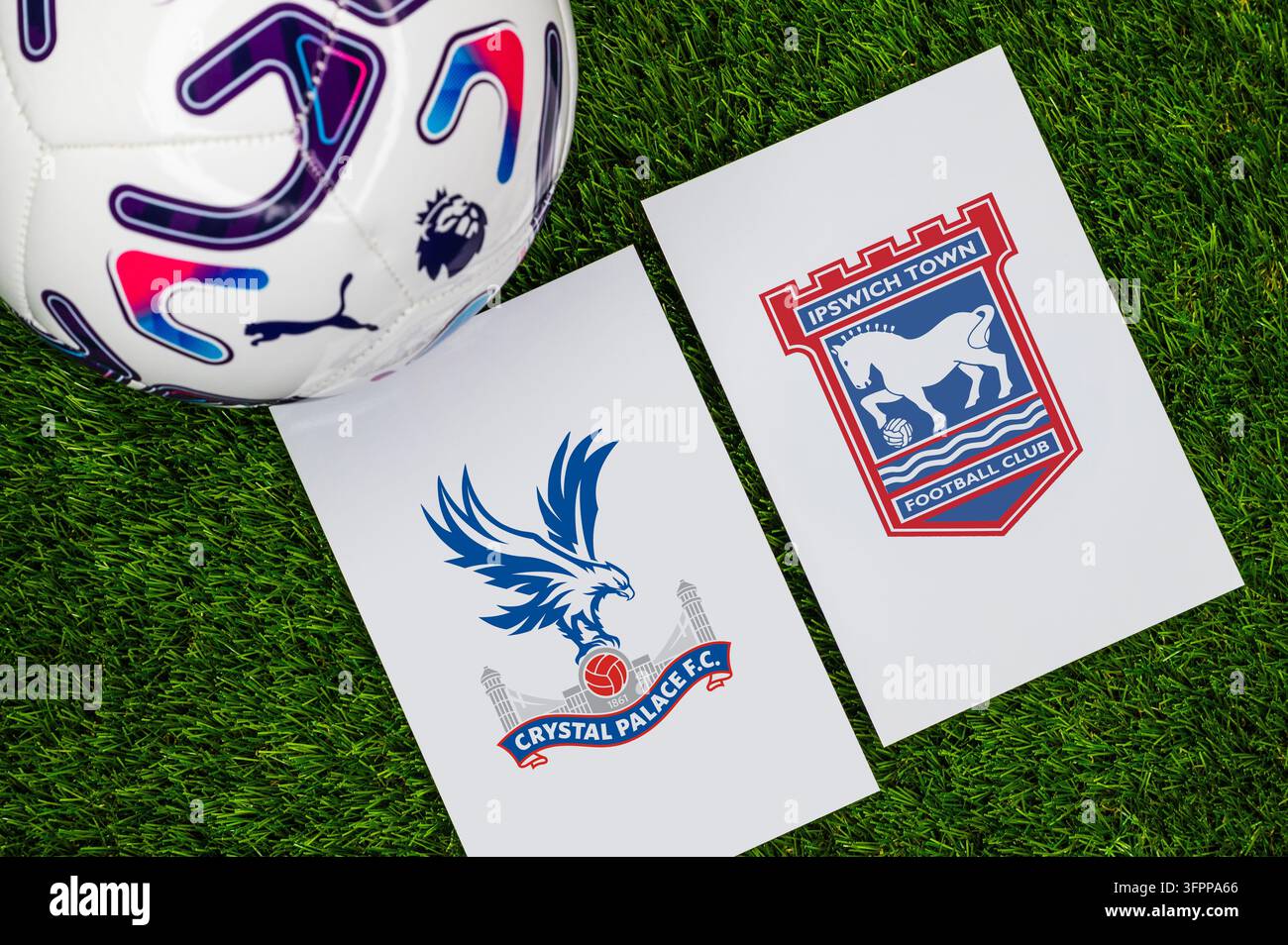 LONDRA, REGNO UNITO, 8 OTTOBRE 2026: Partita di calcio Crystal Palace contro Ipswich Town della Premier League, logo della squadra e pallone da calcio ufficiale sull'erba verde. Foto Stock