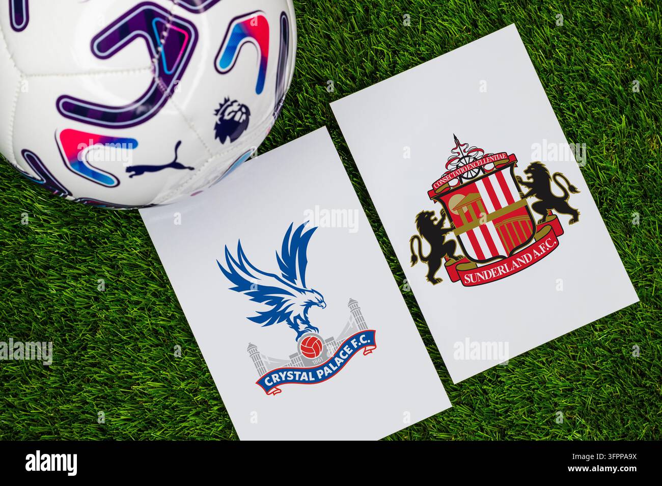 LONDRA, REGNO UNITO, 8 OTTOBRE 2026: Partita di calcio Crystal Palace contro Sunderland della Premier League, logo della squadra e pallone da calcio ufficiale sull'erba verde. Foto Stock
