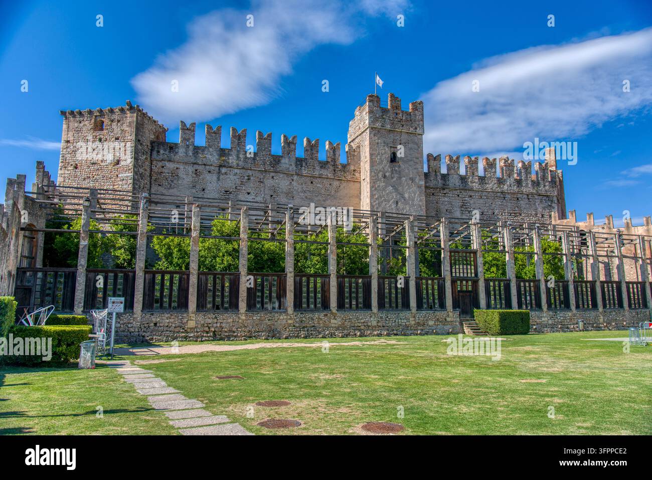 Vista ampia del castello medievale degli Scaligeri a Torri del Benaco sul lago di Garda, che mostra le sue mura della fortezza in pietra, le torri merlate e la stor Foto Stock