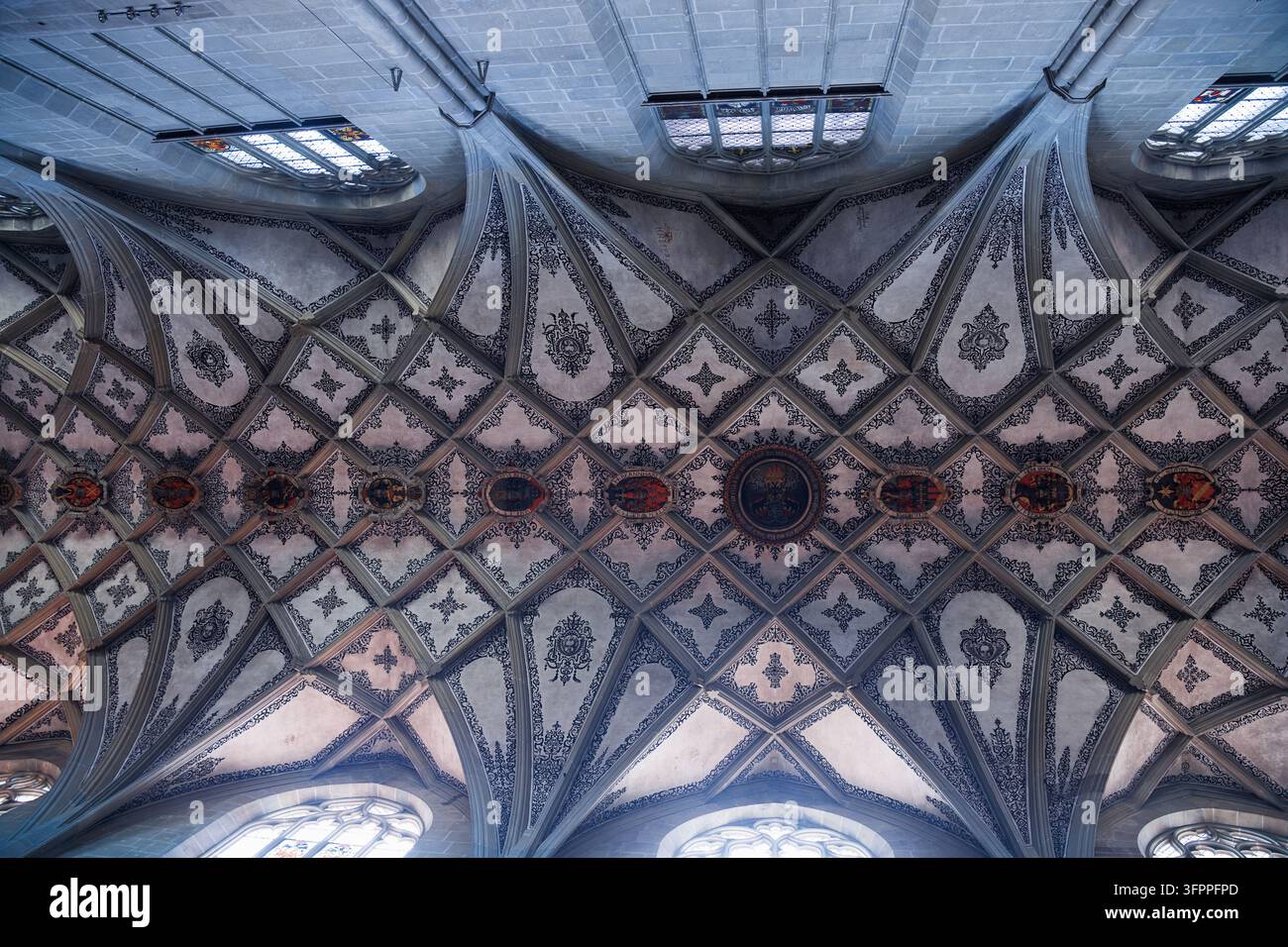 Soffitto a volta gotico intricato del coro nella Cattedrale di Berna a Berna, Svizzera Foto Stock