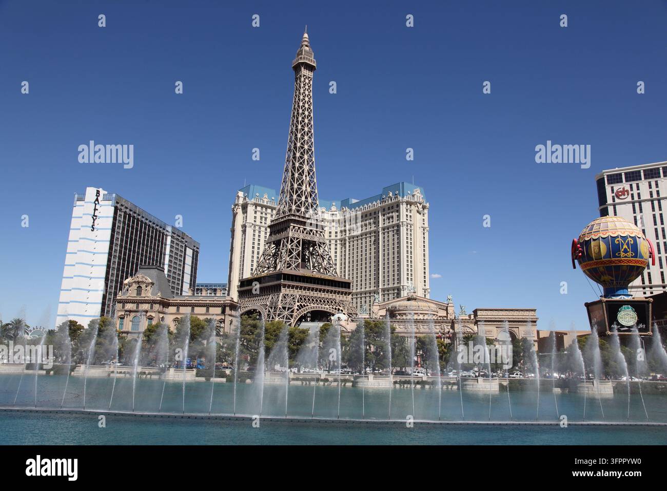Las Vegas, nel deserto del Mojave del Nevada, è una città di resort famosa per la sua vivace vita notturna, centrata su casinò aperti 24 ore su 24. Foto Stock