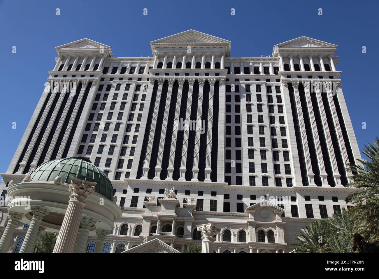 Las Vegas, nel deserto del Mojave del Nevada, è una città di resort famosa per la sua vivace vita notturna, centrata su casinò aperti 24 ore su 24. Foto Stock