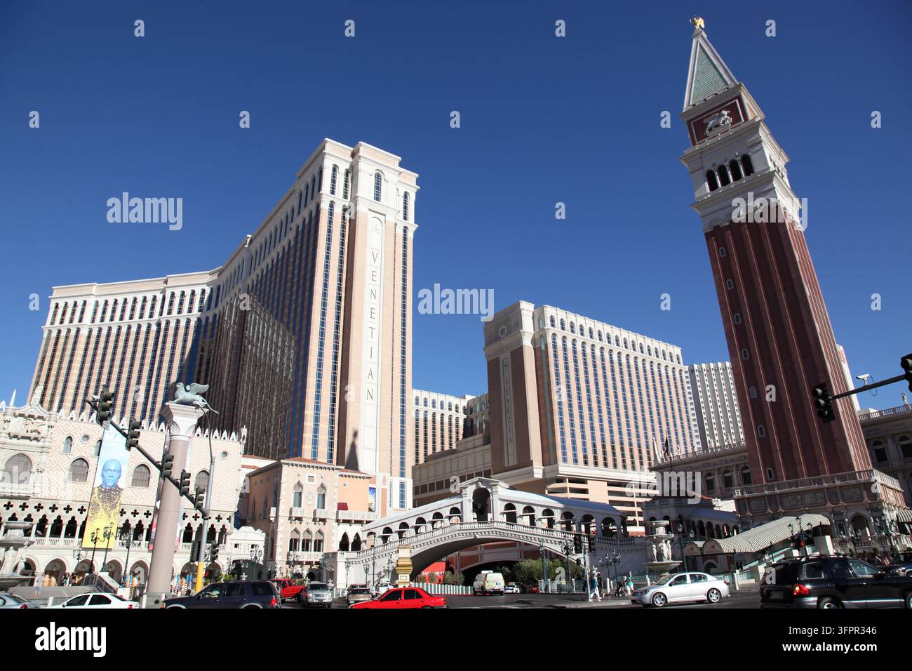 Las Vegas, nel deserto del Mojave del Nevada, è una città di resort famosa per la sua vivace vita notturna, centrata su casinò aperti 24 ore su 24. Foto Stock