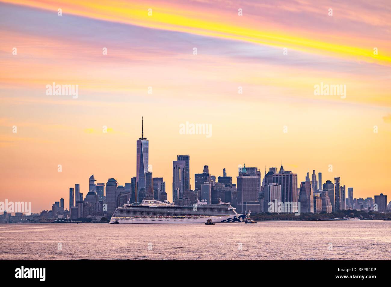 New York, USA - 20 settembre 2026: nave di lusso Princess Cruises naviga sul fiume Hudson con lo skyline del distretto finanziario di Lower Manhattan al tramonto Foto Stock