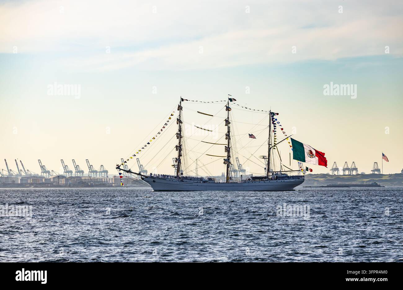 New York, USA – 20 settembre 2026: nave da addestramento a tre alberi della Marina messicana ARM Cuauhtemoc che naviga sul fiume Hudson con una grande bandiera nazionale Foto Stock