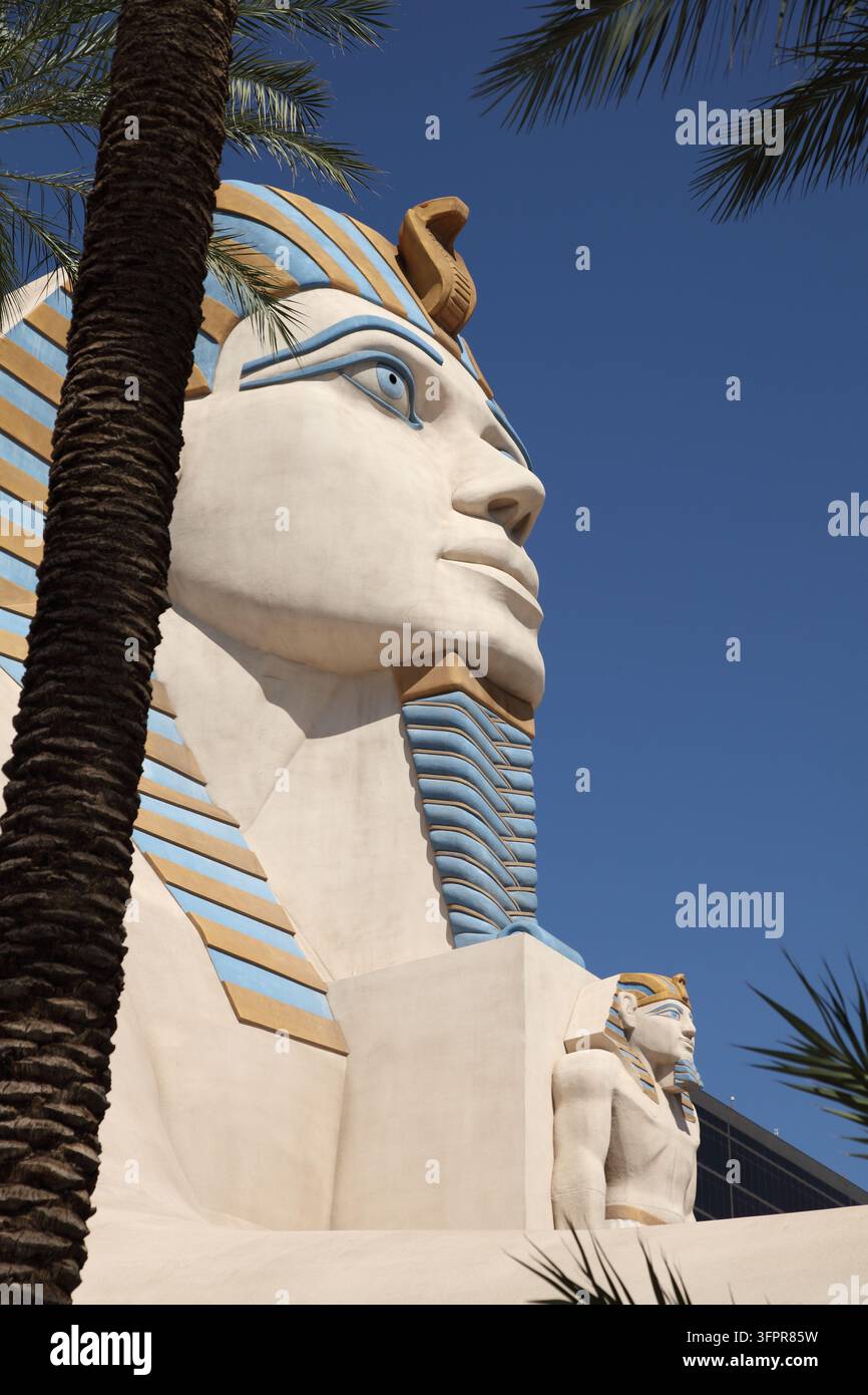 Las Vegas, nel deserto del Mojave del Nevada, è una città di resort famosa per la sua vivace vita notturna, centrata su casinò aperti 24 ore su 24. Foto Stock