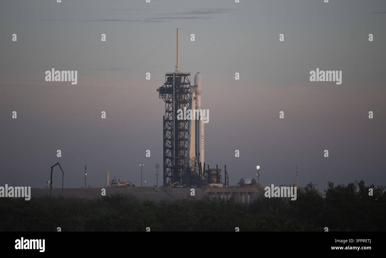 Cape Canaveral, Stati Uniti d'America. 29 agosto 2026. Un razzo SpaceX Falcon Heavy con il telescopio spaziale Nancy Grace Roman della NASA è in piedi al Complesso di lancio 39A all'alba al Centro spaziale Kennedy della NASA, 29 agosto 2026 a Cape Canaveral, Florida. Il decollo era previsto per la mattina successiva. Credit: Joel Kowsky/NASA Photo/Alamy Live News Foto Stock
