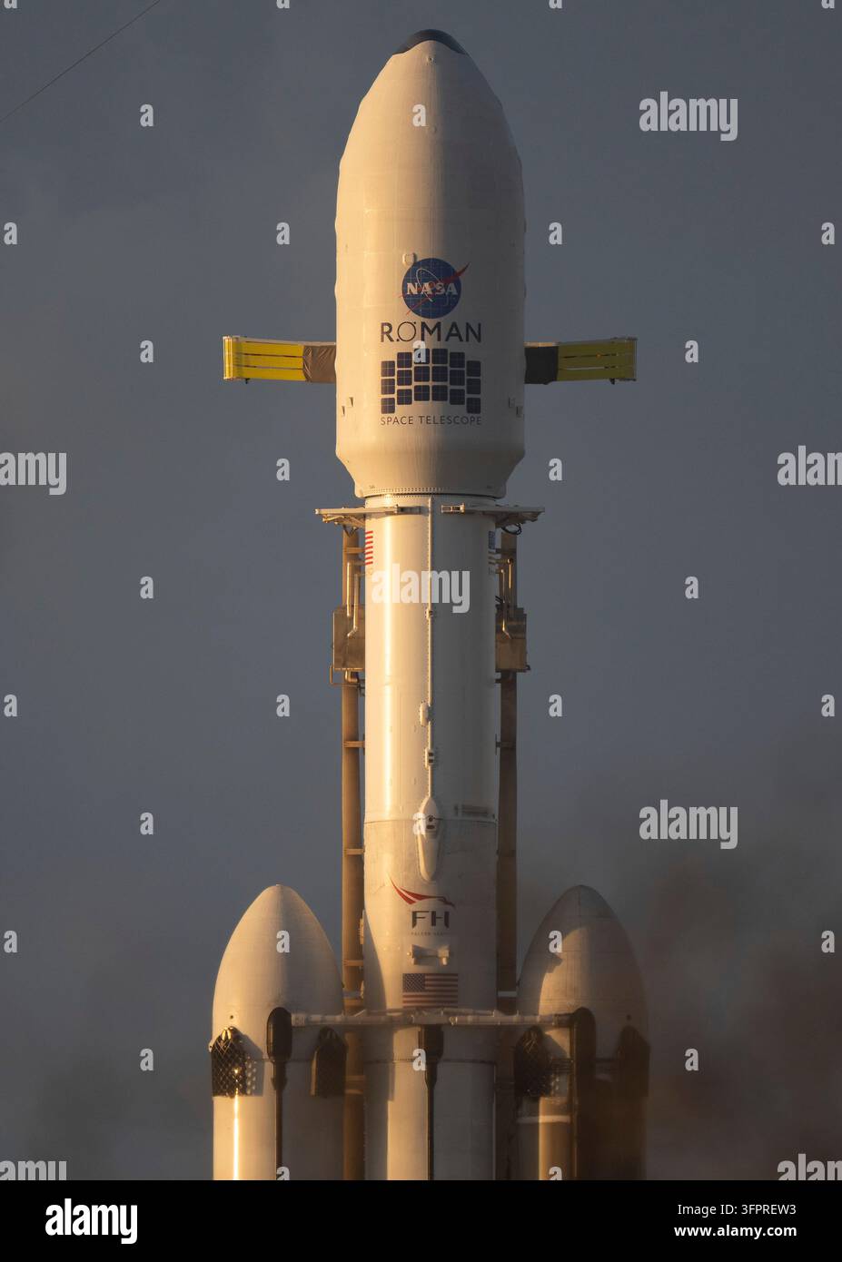 Cape Canaveral, Stati Uniti d'America. 29 agosto 2026. Un razzo SpaceX Falcon Heavy con il telescopio spaziale Nancy Grace Roman della NASA è in piedi al Complesso di lancio 39A all'alba al Centro spaziale Kennedy della NASA, 29 agosto 2026 a Cape Canaveral, Florida. Il decollo era previsto per la mattina successiva. Credit: Joel Kowsky/NASA Photo/Alamy Live News Foto Stock