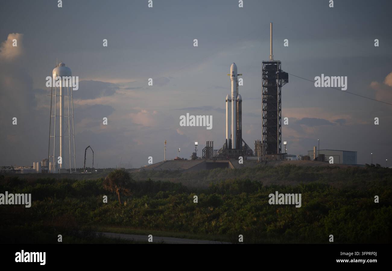 Cape Canaveral, Stati Uniti d'America. 29 agosto 2026. Un razzo SpaceX Falcon Heavy con il telescopio spaziale Nancy Grace Roman della NASA è in piedi al Complesso di lancio 39A all'alba al Centro spaziale Kennedy della NASA, 29 agosto 2026 a Cape Canaveral, Florida. Il decollo era previsto per la mattina successiva. Credit: Joel Kowsky/NASA Photo/Alamy Live News Foto Stock