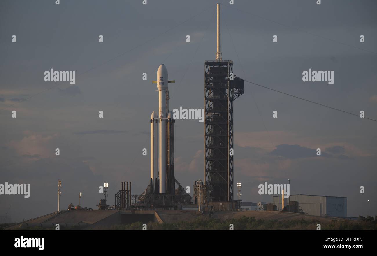 Cape Canaveral, Stati Uniti d'America. 29 agosto 2026. Un razzo SpaceX Falcon Heavy con il telescopio spaziale Nancy Grace Roman della NASA è in piedi al Complesso di lancio 39A all'alba al Centro spaziale Kennedy della NASA, 29 agosto 2026 a Cape Canaveral, Florida. Il decollo era previsto per la mattina successiva. Credit: Joel Kowsky/NASA Photo/Alamy Live News Foto Stock